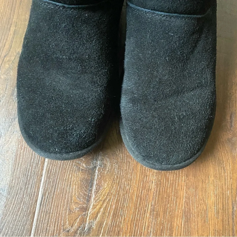 Minnetonka Women’s Black Suede Sheepskin Ankle Bootie SZ 8